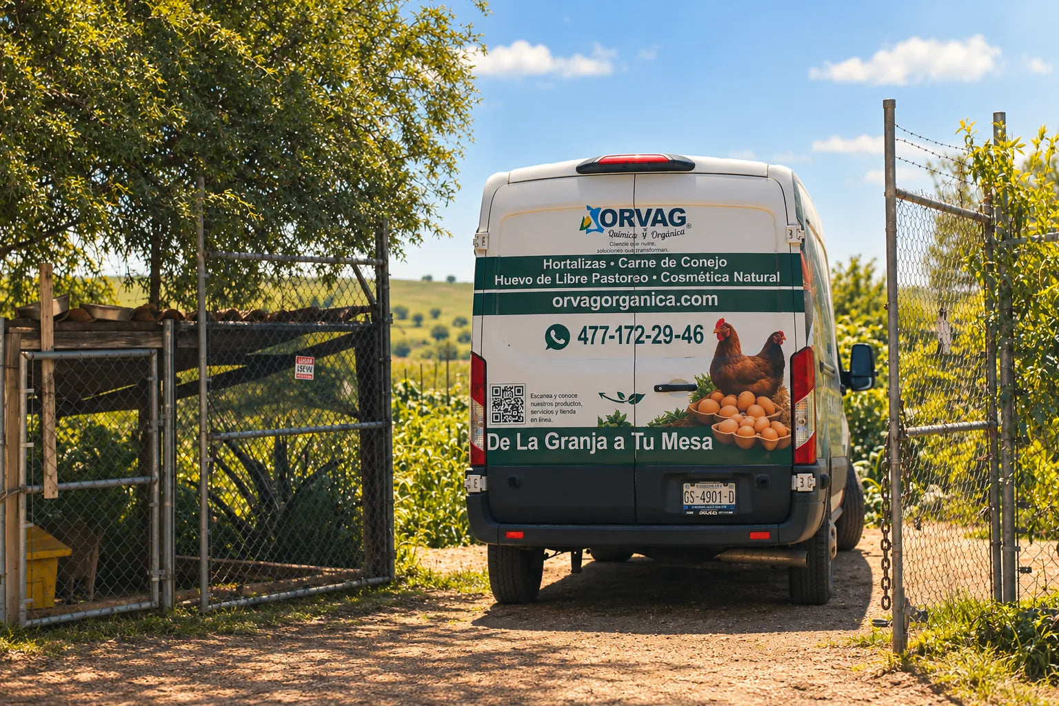 Camioneta de Orvag Orgánica en la entrada de la granja