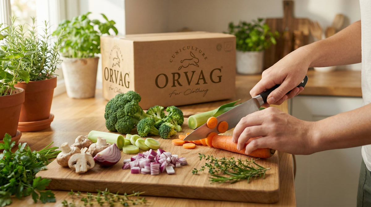 Preparación de verduras junto a una caja con el logo de Orvag